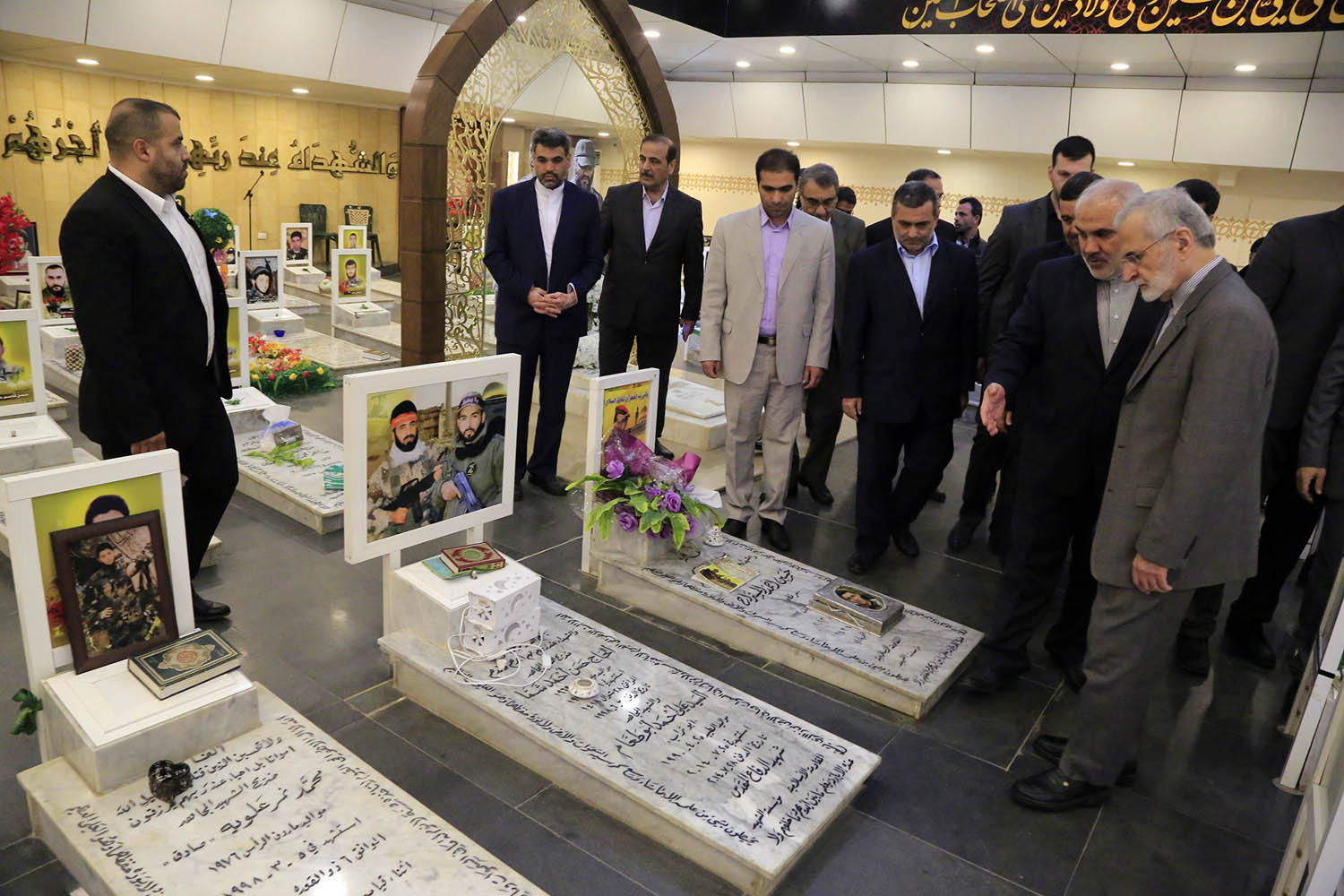 وفد من وزارة الخارجية الايرانية يزور ضريح الشهيد عماد مغنية